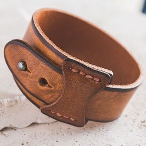 Plunder design leather cuff bracelet 😍